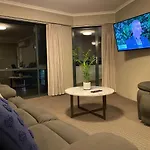 2 Bed 2 Bath Apartment In Braddon, Canberra - Pool, Gym And Free Parking